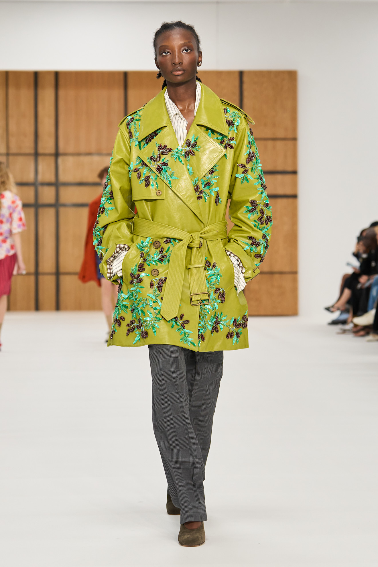 Burberry представив нову колекцію весна-літо 2027, акцентуючи увагу на тренчах 77 Ода тренчу: роздивляємося нову колекцію Burberry весна-літо 202733