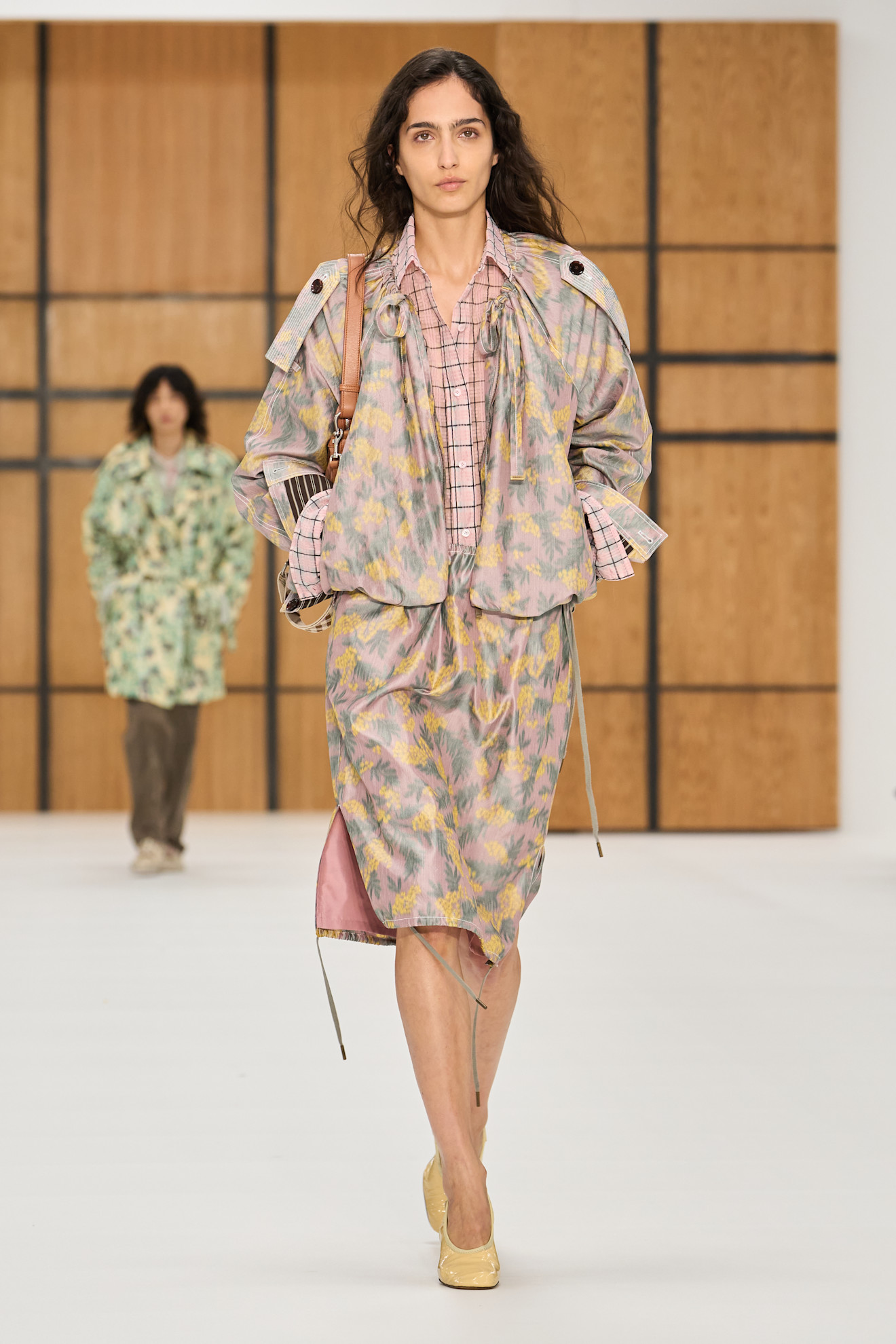 Burberry представив нову колекцію весна-літо 2027, акцентуючи увагу на тренчах 75 Ода тренчу: роздивляємося нову колекцію Burberry весна-літо 202731