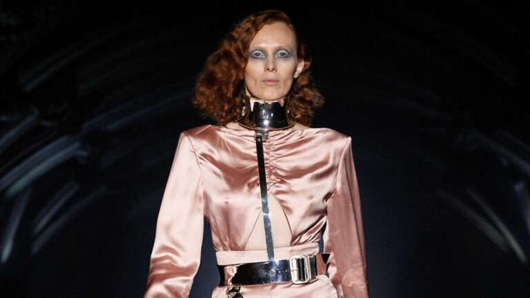 McQueen представив нову колекцію, натхненну нічним Лондоном та релігійним живописом 50 McQueen представив нову колекцію, натхненну нічним Лондоном та релігійним живописом 8