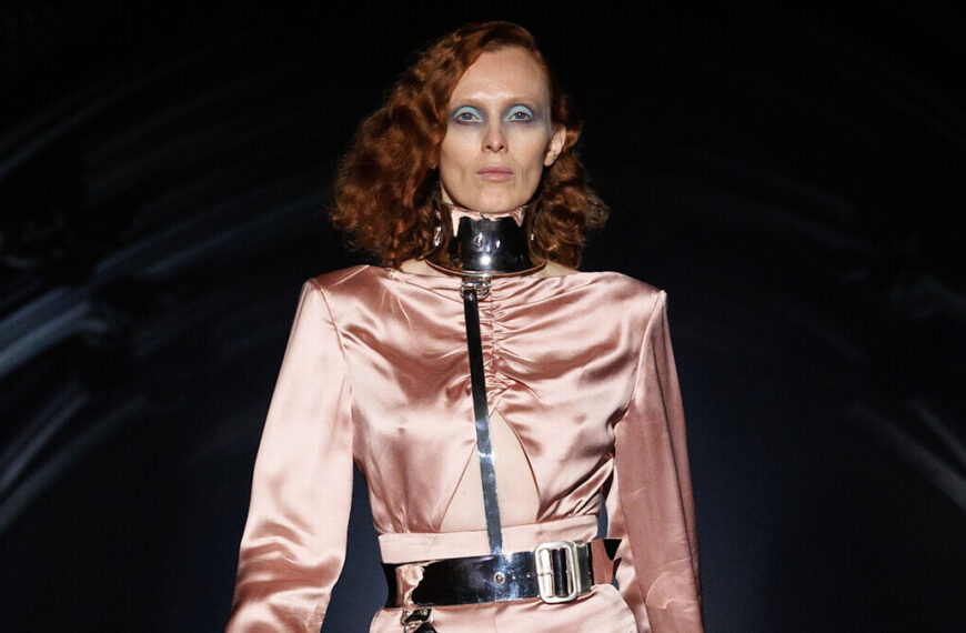 Головна 397 McQueen представив нову колекцію, натхненну нічним Лондоном та релігійним живописом