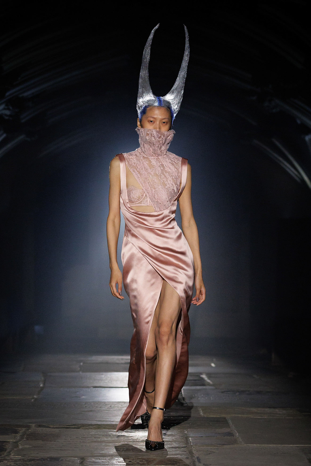 McQueen представив нову колекцію, натхненну нічним Лондоном та релігійним живописом 41 Енергія нічного Лондона та релігійний живопис: якою вийшла нова колекція McQueen3