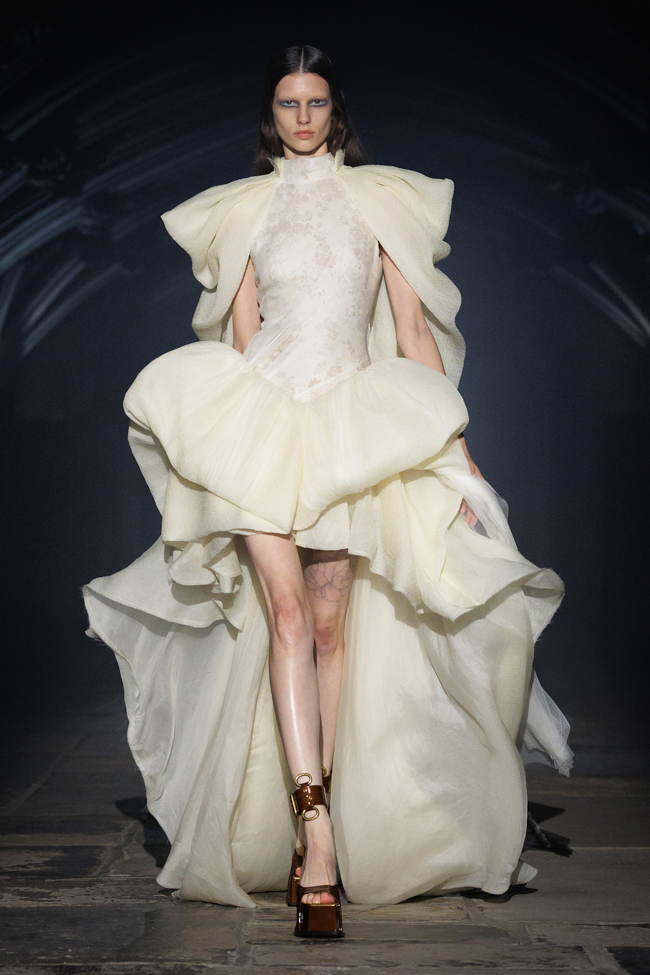 McQueen представив нову колекцію, натхненну нічним Лондоном та релігійним живописом 70 Енергія нічного Лондона та релігійний живопис: якою вийшла нова колекція McQueen32