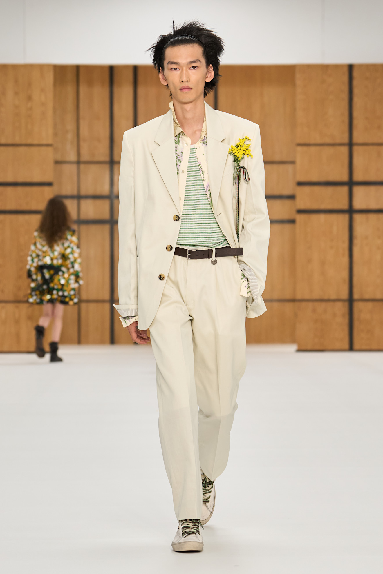 Burberry представив нову колекцію весна-літо 2027, акцентуючи увагу на тренчах 72 Ода тренчу: роздивляємося нову колекцію Burberry весна-літо 202728