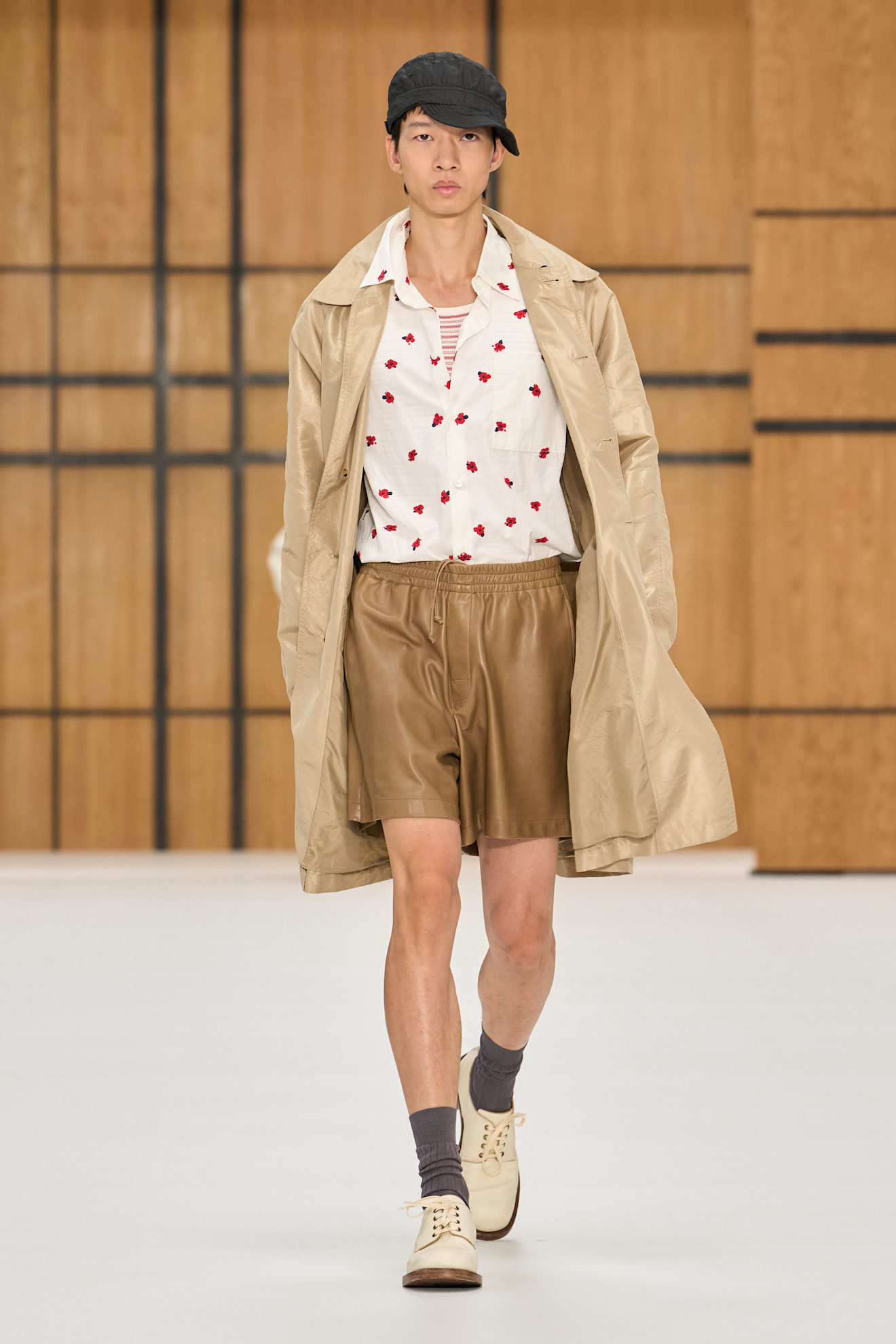 Burberry представив нову колекцію весна-літо 2027, акцентуючи увагу на тренчах 50 Ода тренчу: роздивляємося нову колекцію Burberry весна-літо 20276