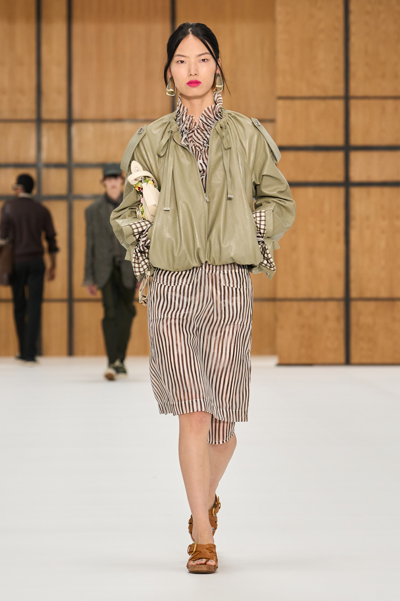 Burberry представив нову колекцію весна-літо 2027, акцентуючи увагу на тренчах 61 Ода тренчу: роздивляємося нову колекцію Burberry весна-літо 202717