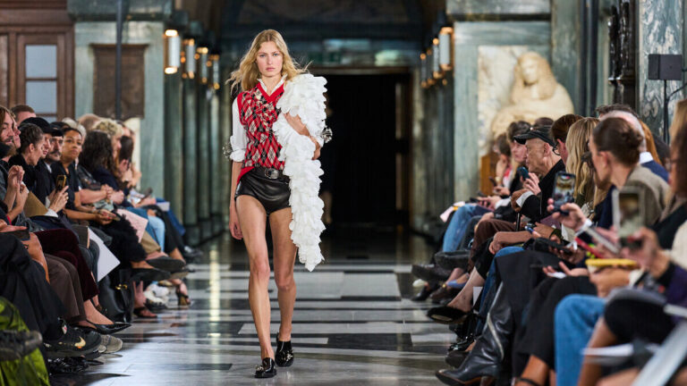Simone Rocha зачарувала Лондон рожевим шовком і мікрошортами 1 Simone Rocha зачарувала Лондон рожевим шовком і мікрошортами 1
