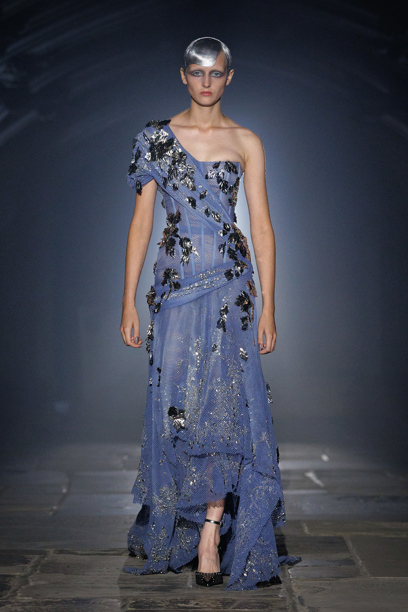 McQueen представив нову колекцію, натхненну нічним Лондоном та релігійним живописом 62 Енергія нічного Лондона та релігійний живопис: якою вийшла нова колекція McQueen24