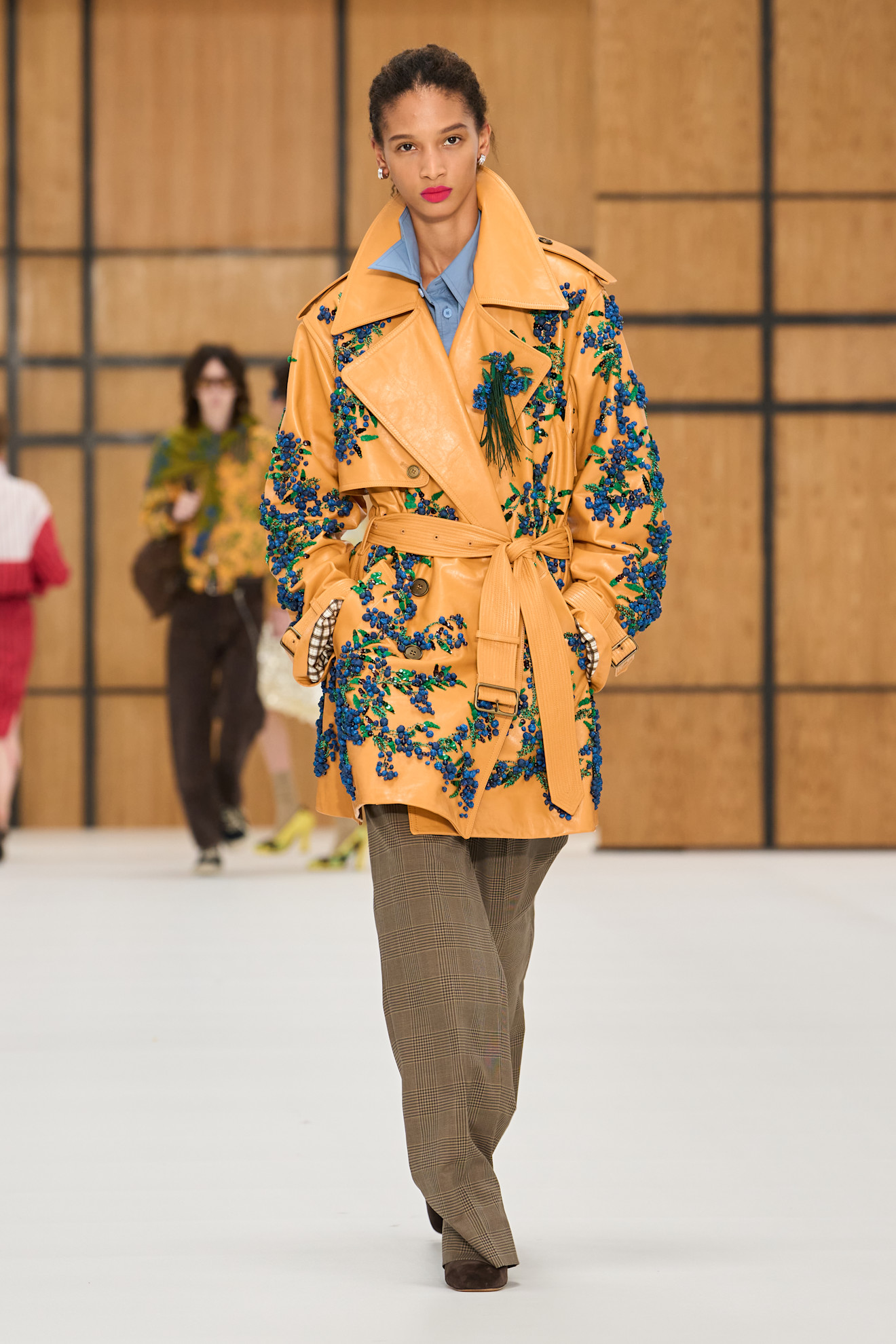 Burberry представив нову колекцію весна-літо 2027, акцентуючи увагу на тренчах 78 Ода тренчу: роздивляємося нову колекцію Burberry весна-літо 202734