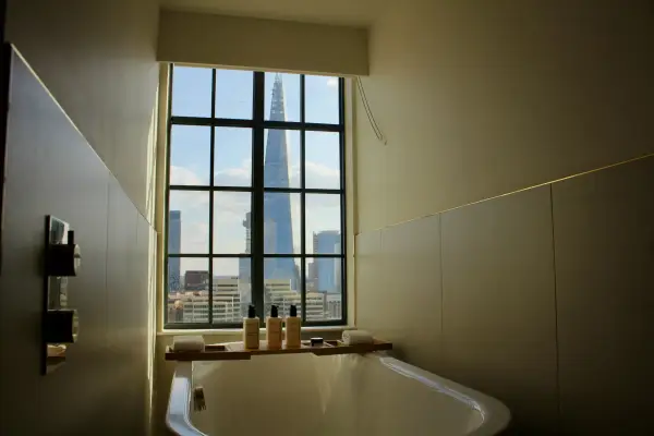 Ванна кімната у номері King Room with View у готелі The Derby London City, Curio Collection by Hilton.