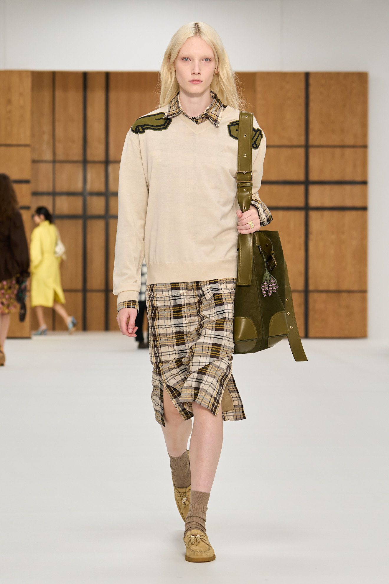 Burberry представив нову колекцію весна-літо 2027, акцентуючи увагу на тренчах 58 Ода тренчу: роздивляємося нову колекцію Burberry весна-літо 202714