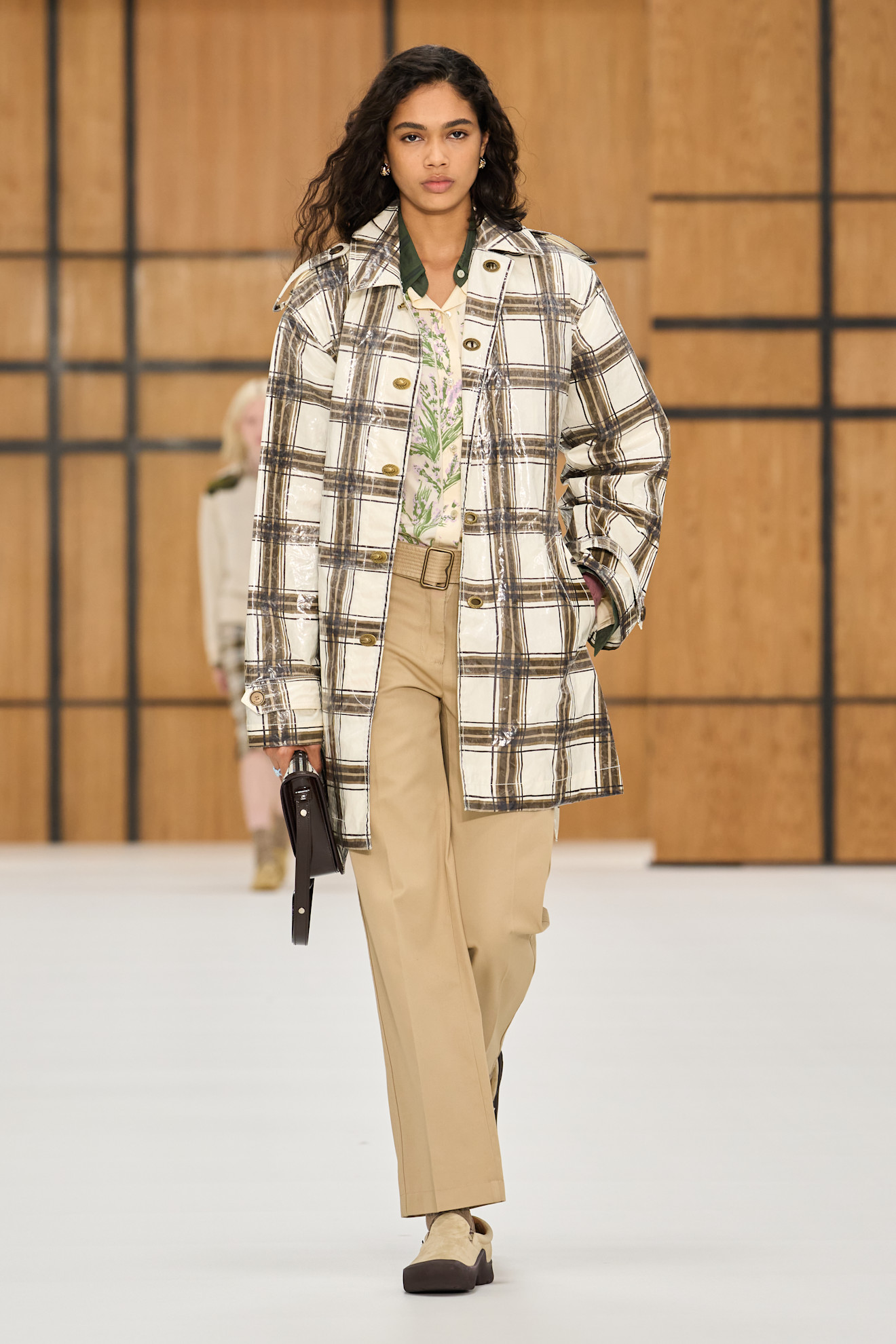 Burberry представив нову колекцію весна-літо 2027, акцентуючи увагу на тренчах 57 Ода тренчу: роздивляємося нову колекцію Burberry весна-літо 202713