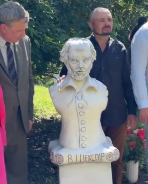У Полтаві відкрили пам'ятник Шекспіру: соцмережі вибухнули дискусіями 7 У Полтаві відкрили пам'ятник Шекспіру: соцмережі вибухнули дискусіями 7