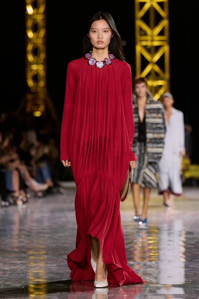 Стильні fashion-рішення, які варто спробувати в осінніх образах 2026 року14