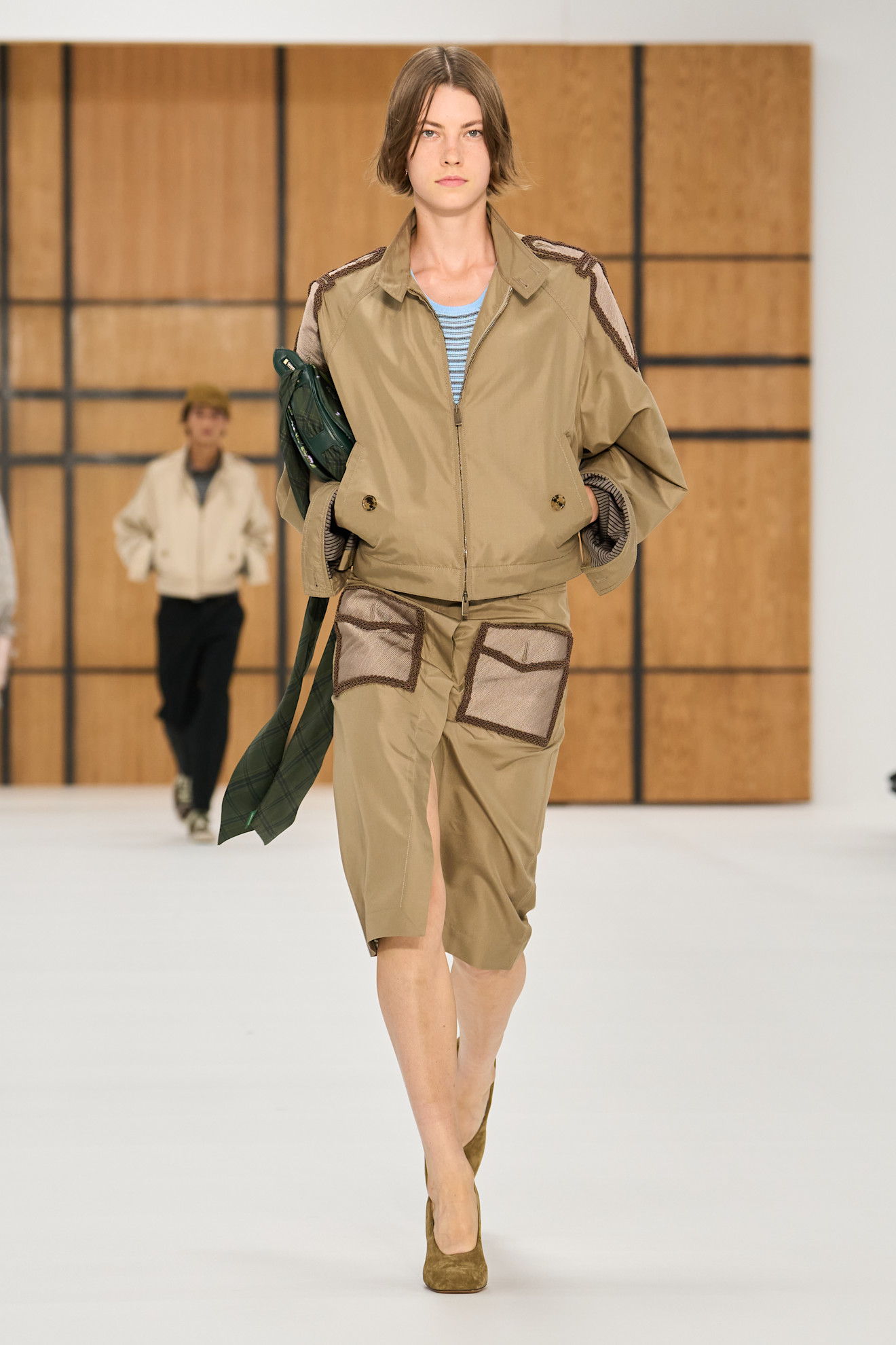 Burberry представив нову колекцію весна-літо 2027, акцентуючи увагу на тренчах 56 Ода тренчу: роздивляємося нову колекцію Burberry весна-літо 202712