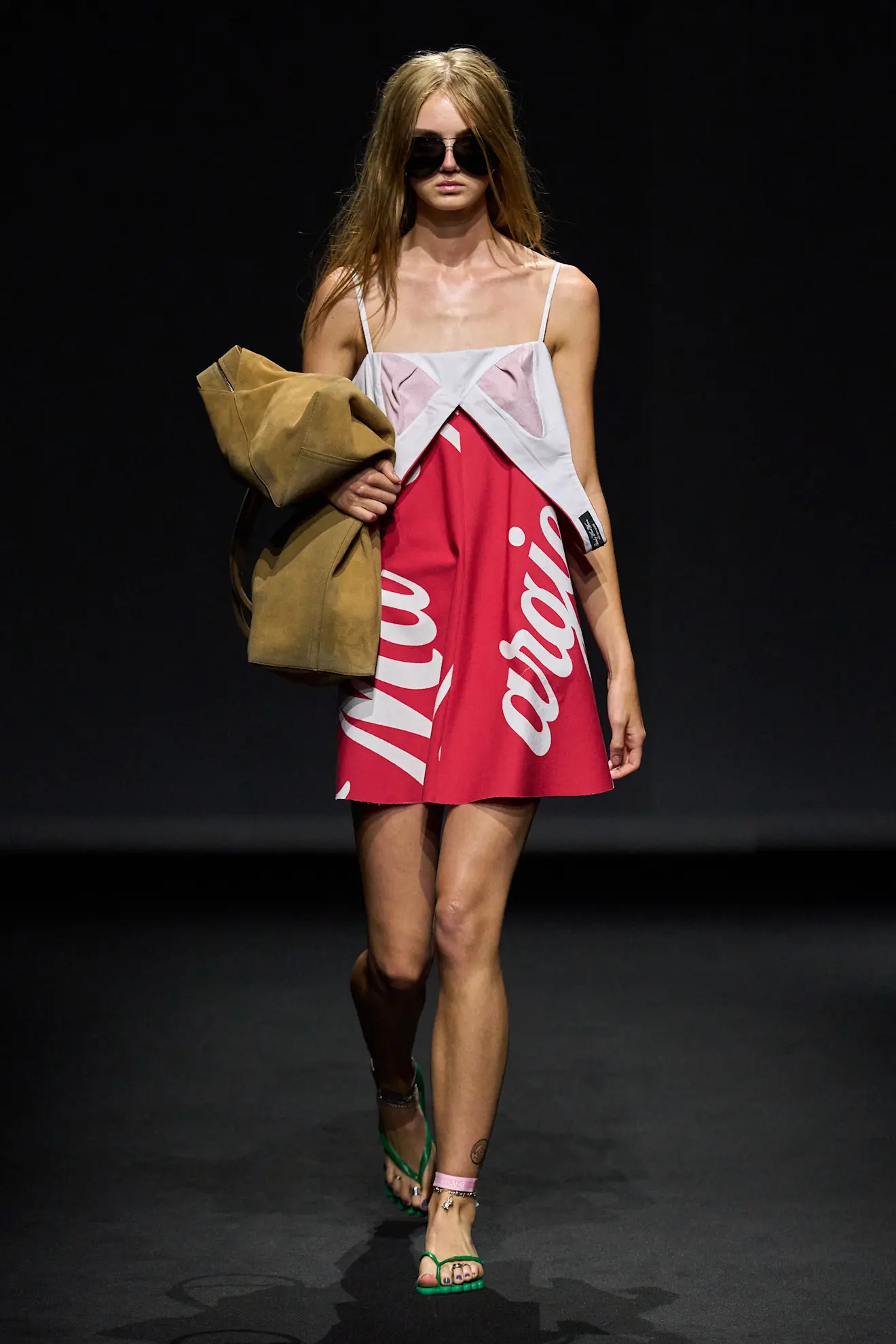 Сорочка стає сукнею, а светр — спідницею: MM6 Maison Margiela представив колекцію весна-літо 202716