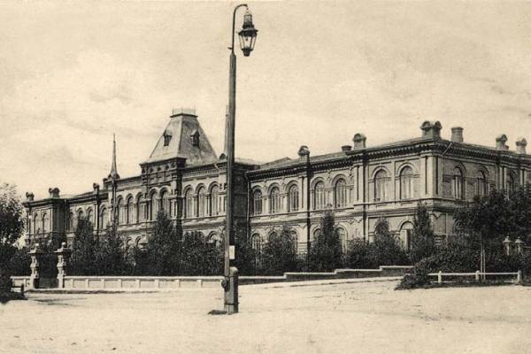 Російський дрон атакував історичний корпус Запорізького університету 12