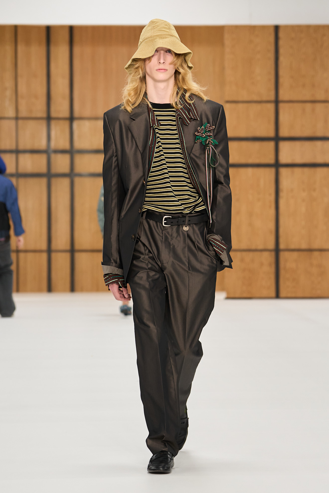 Burberry представив нову колекцію весна-літо 2027, акцентуючи увагу на тренчах 68 Ода тренчу: роздивляємося нову колекцію Burberry весна-літо 202724