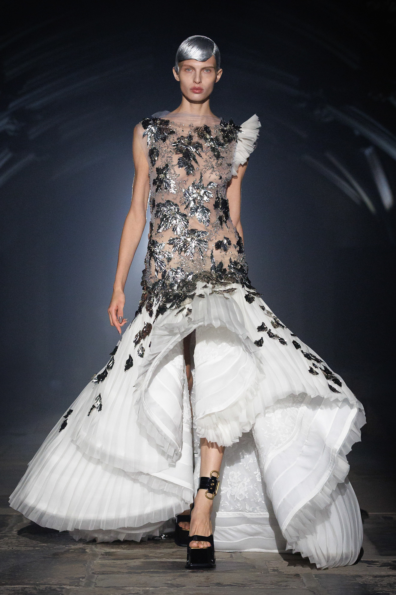 McQueen представив нову колекцію, натхненну нічним Лондоном та релігійним живописом 40 Енергія нічного Лондона та релігійний живопис: якою вийшла нова колекція McQueen2