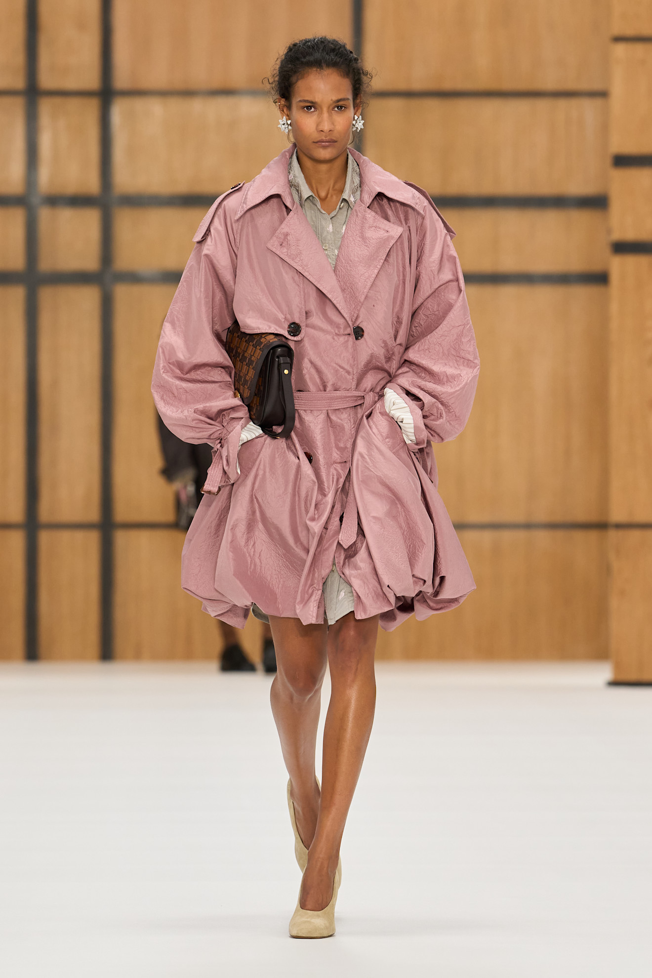 Burberry представив нову колекцію весна-літо 2027, акцентуючи увагу на тренчах 46 Ода тренчу: роздивляємося нову колекцію Burberry весна-літо 20272