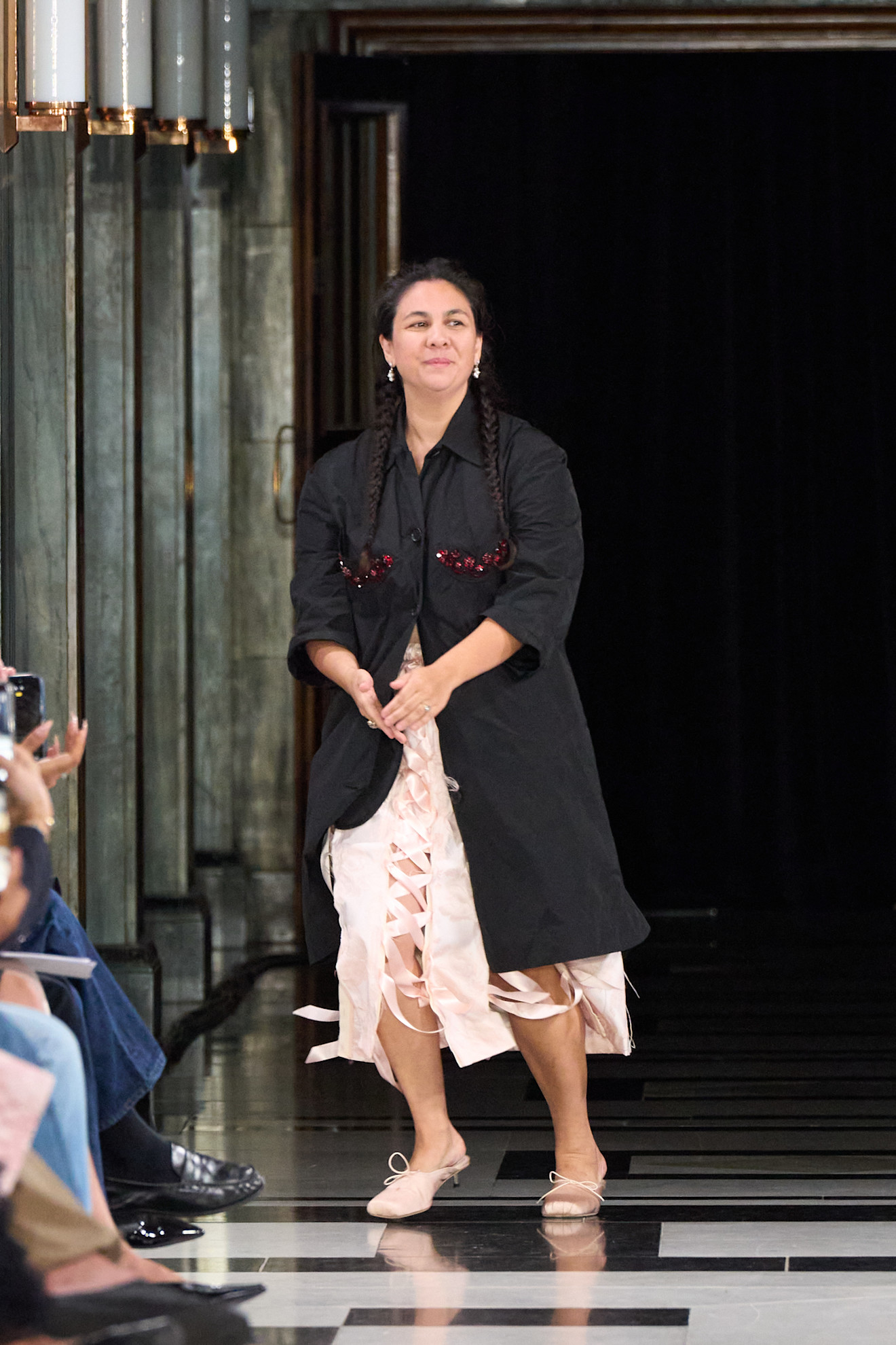 Мікрошорти, рожевий шовк і троянди: що показала Simone Rocha на Тижні моди в Лондоні7