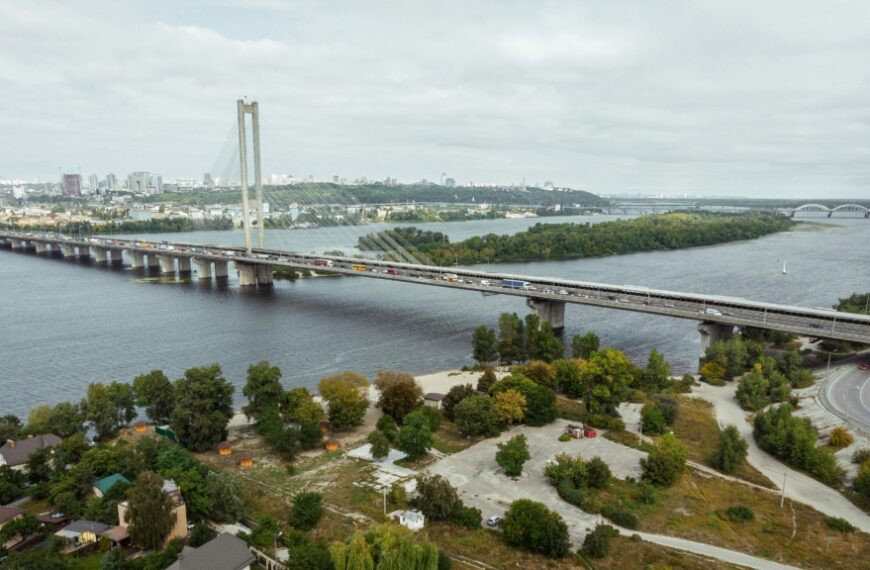 Київ обмежить рух Подільським та Південним мостами під час тривог