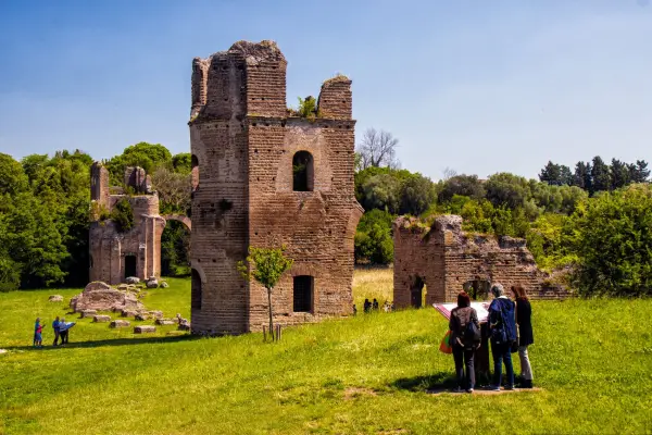 Коли друзі приїжджають до Рима: куди їх запросити 10 Archeological remnants along the old Via Appia in Rome.