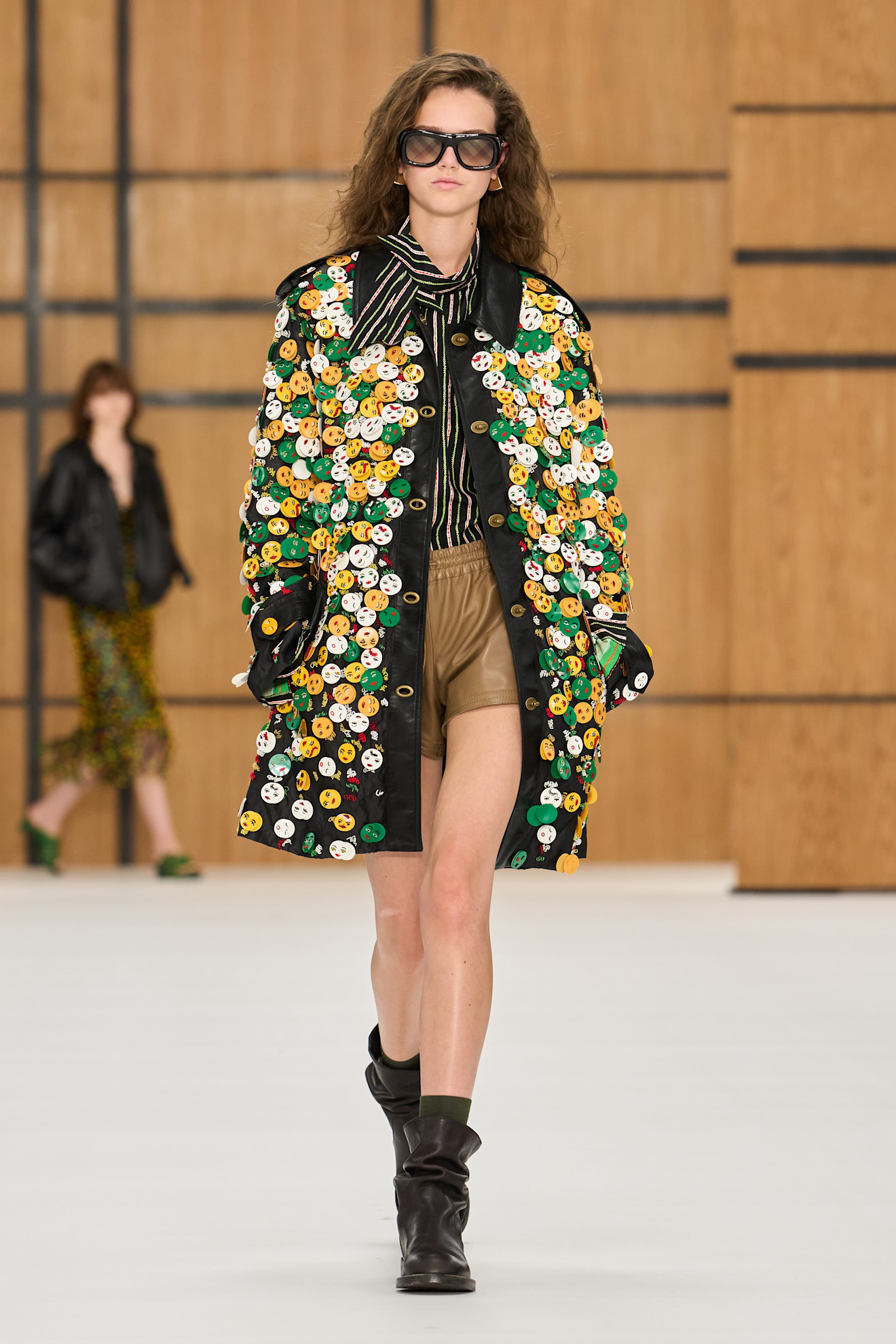 Burberry представив нову колекцію весна-літо 2027, акцентуючи увагу на тренчах 64 Ода тренчу: роздивляємося нову колекцію Burberry весна-літо 202720
