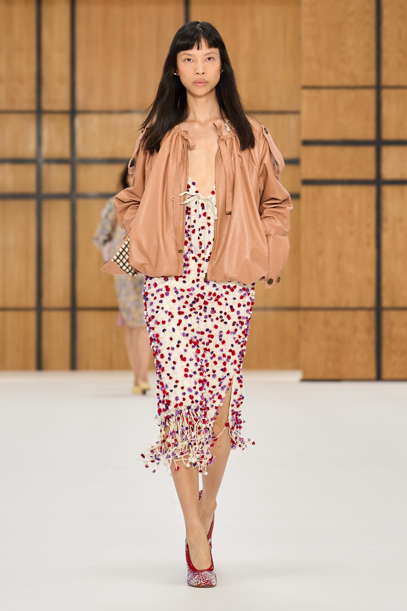 Burberry представив нову колекцію весна-літо 2027, акцентуючи увагу на тренчах 74 Ода тренчу: роздивляємося нову колекцію Burberry весна-літо 202730