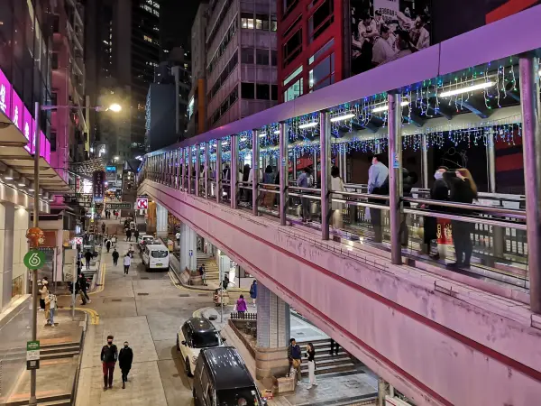 People on the Central???Mid-Levels escalator in Hong Kong, the longest outdoor covered escalator system in the world. The system covers over 800 m in distance and traverses an elevation of over 135 m from bottom to top.
