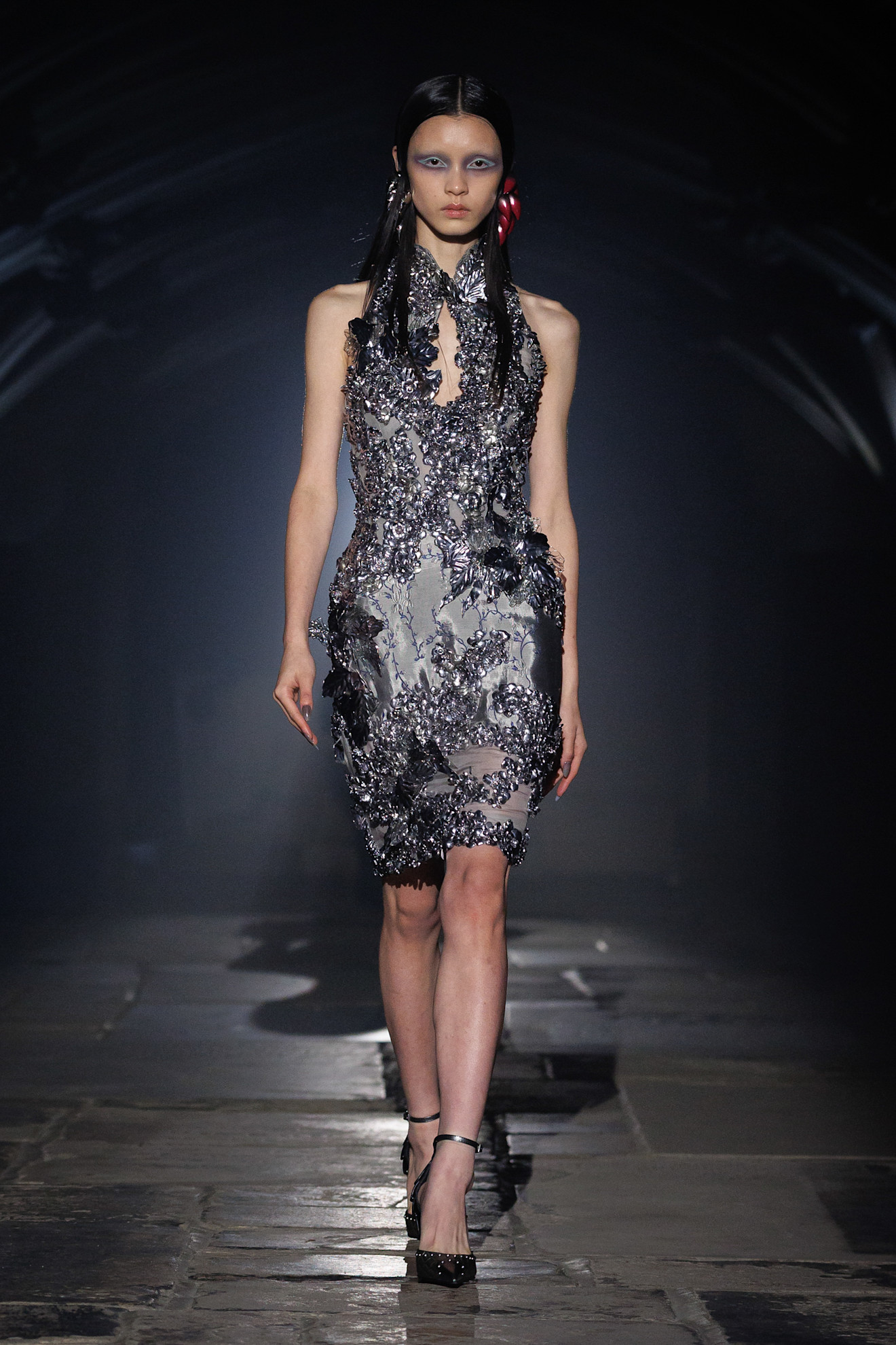 McQueen представив нову колекцію, натхненну нічним Лондоном та релігійним живописом 73 Енергія нічного Лондона та релігійний живопис: якою вийшла нова колекція McQueen35