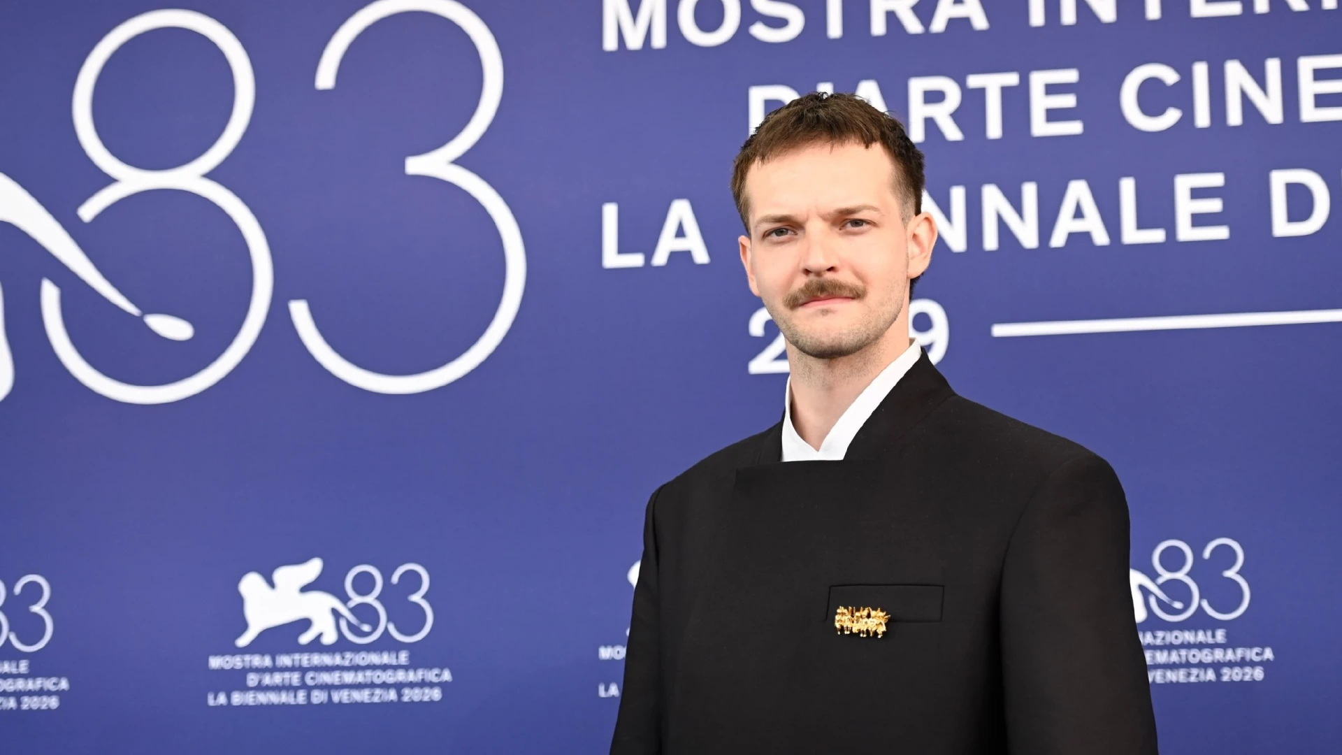 Павло Шпегун вдягнув українське на червоному хіднику Венеційського кінофестивалю 7 Український fashion на червоному хіднику: образ Павла Шпегуна з Венеційського кінофестивалю0