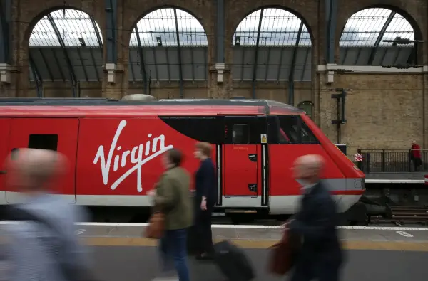 Eurostar запускає "зоряний атракціон" на двоповерхових потягах 7 Rail passengers pass a train operated by Virgin Trains East Coast main line service are at London Kings Cross rail station in London on May 16, 2018. - The British government announced on Wednesday that it would resume control of the East Coast Main Line rail service, privatised three years ago, following the termination of the franchise agreement with Virgin Trains East Coast (VTEC) - a joint venture between Stagecoach and Virgin. Trains will continue to run by the Department for Transport (DfT) through an operator of last resort (OLR). (Photo by Daniel LEAL-OLIVAS / AFP) (Photo credit should read DANIEL LEAL-OLIVAS/AFP/Getty Images)