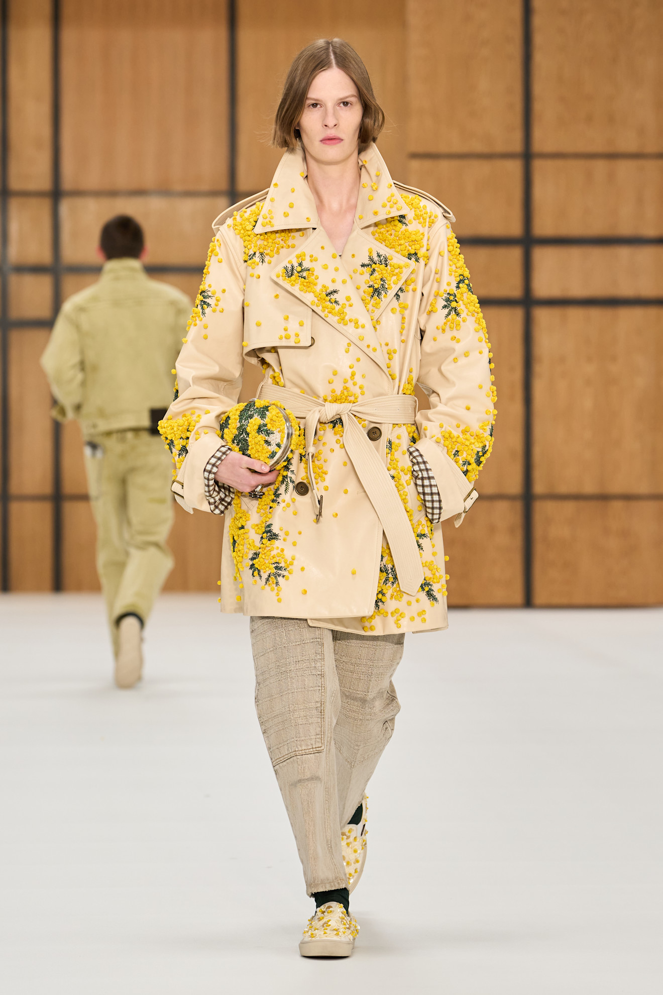 Burberry представив нову колекцію весна-літо 2027, акцентуючи увагу на тренчах 85 Ода тренчу: роздивляємося нову колекцію Burberry весна-літо 202741