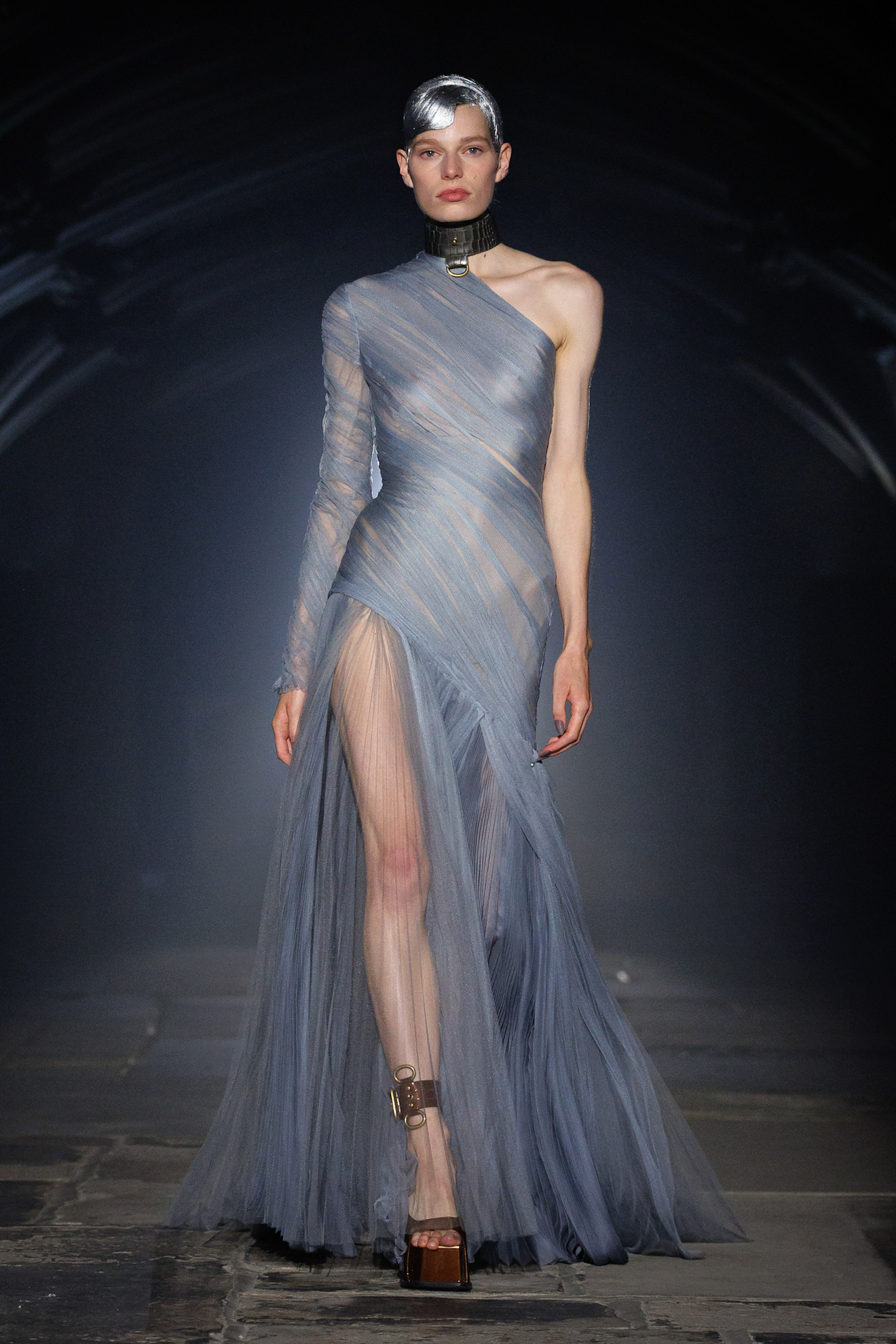 McQueen представив нову колекцію, натхненну нічним Лондоном та релігійним живописом 53 Енергія нічного Лондона та релігійний живопис: якою вийшла нова колекція McQueen15