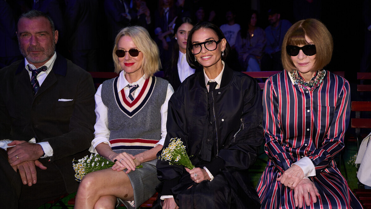 Зірки на показі Thom Browne: Демі Мур, Наомі Воттс та Лієв Шрайбер оцінили нову колекцію 9 Демі Мур, Наомі Воттс, Лієв Шрайбер та інші селебриті на показі нової колекції Thom Browne0