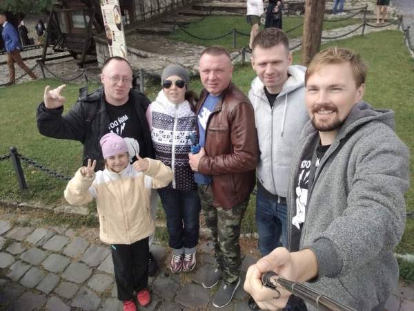 Жінка, яка втратила зір, заснувала рок-гурт для музикантів з інвалідністю 12