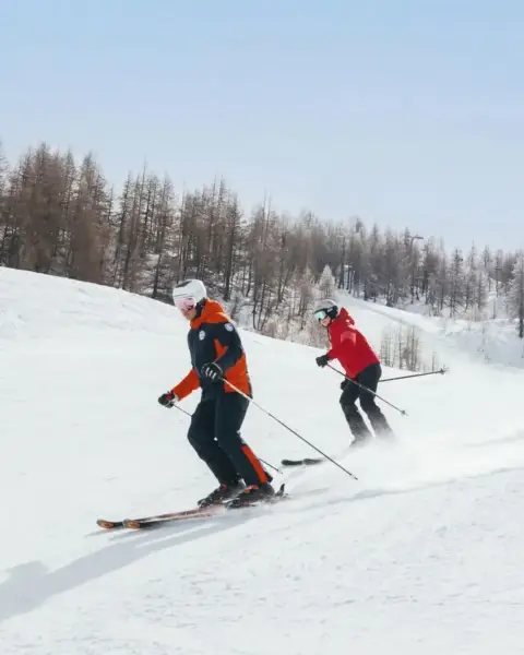 Club Med запрошує на зимовий гірськолижний відпочинок: зекономте 600 фунтів з особи 7 Two people wearing ski gear on the slopes