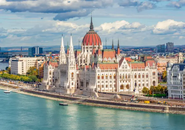 8 нових авіарейсів до Лондона, яких варто чекати в жовтні 2026 року 8 Budapest cityscape with Hungarian parliament building and Danube river, Hungary; Shutterstock ID 2276893399; purchase_order: -; job: -; client: -; other: