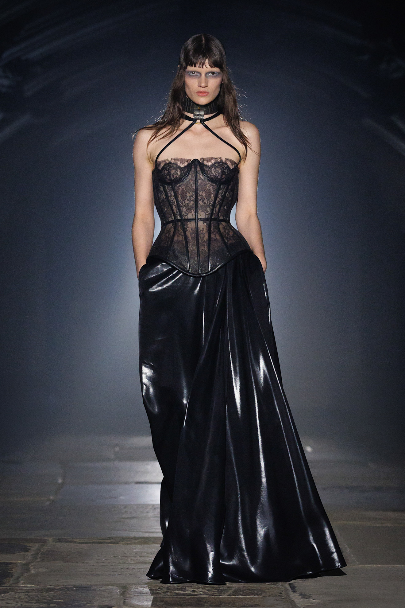 McQueen представив нову колекцію, натхненну нічним Лондоном та релігійним живописом 52 Енергія нічного Лондона та релігійний живопис: якою вийшла нова колекція McQueen14
