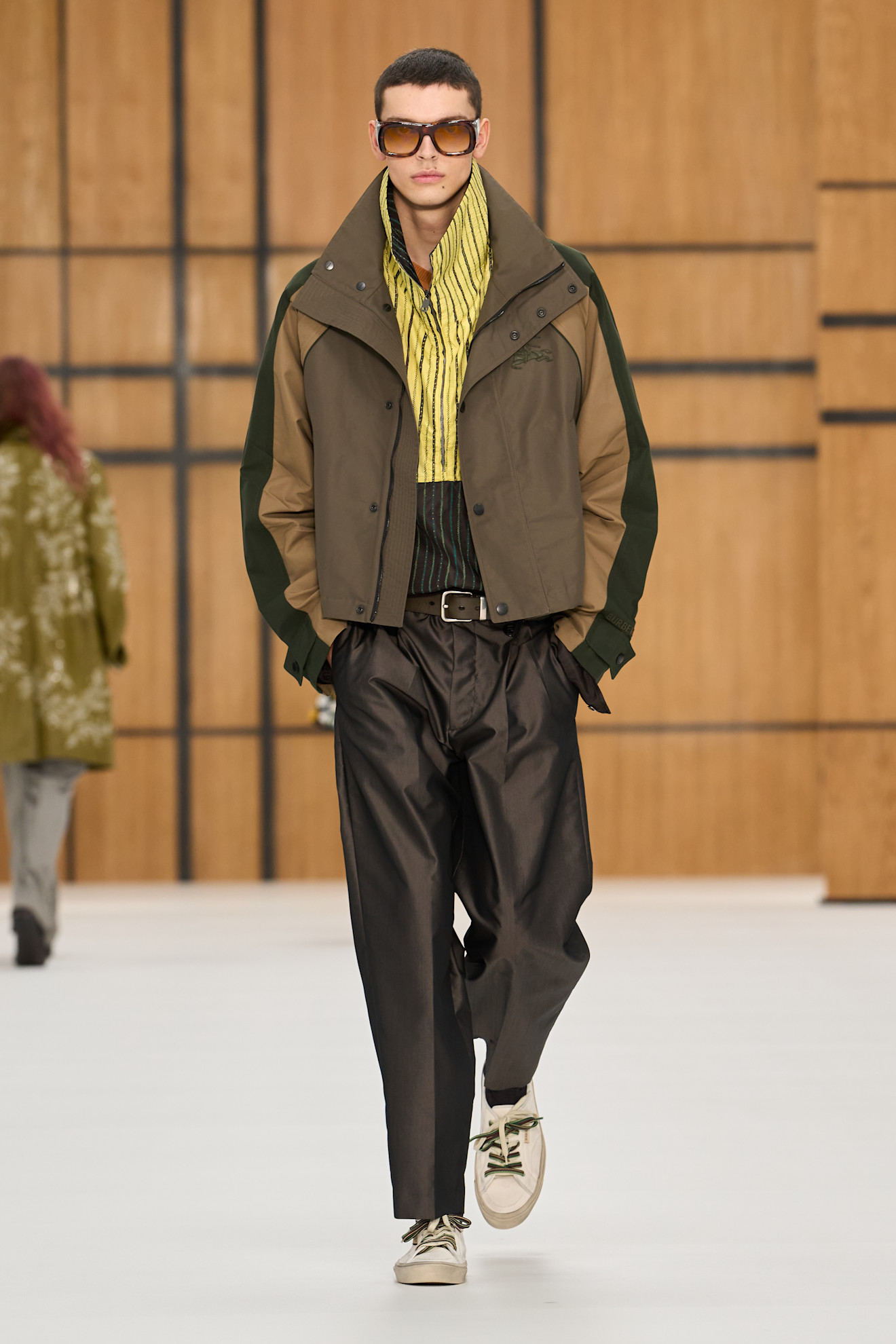 Burberry представив нову колекцію весна-літо 2027, акцентуючи увагу на тренчах 63 Ода тренчу: роздивляємося нову колекцію Burberry весна-літо 202719