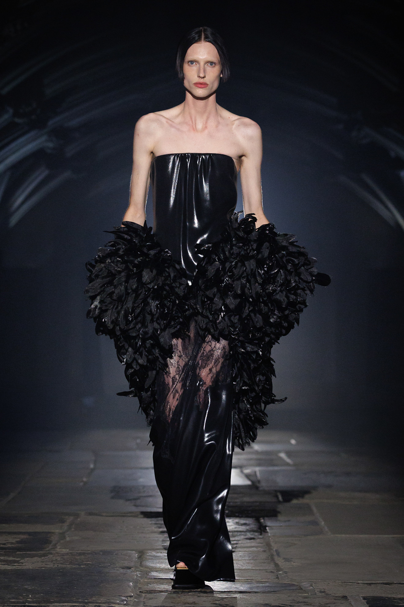McQueen представив нову колекцію, натхненну нічним Лондоном та релігійним живописом 74 Енергія нічного Лондона та релігійний живопис: якою вийшла нова колекція McQueen36