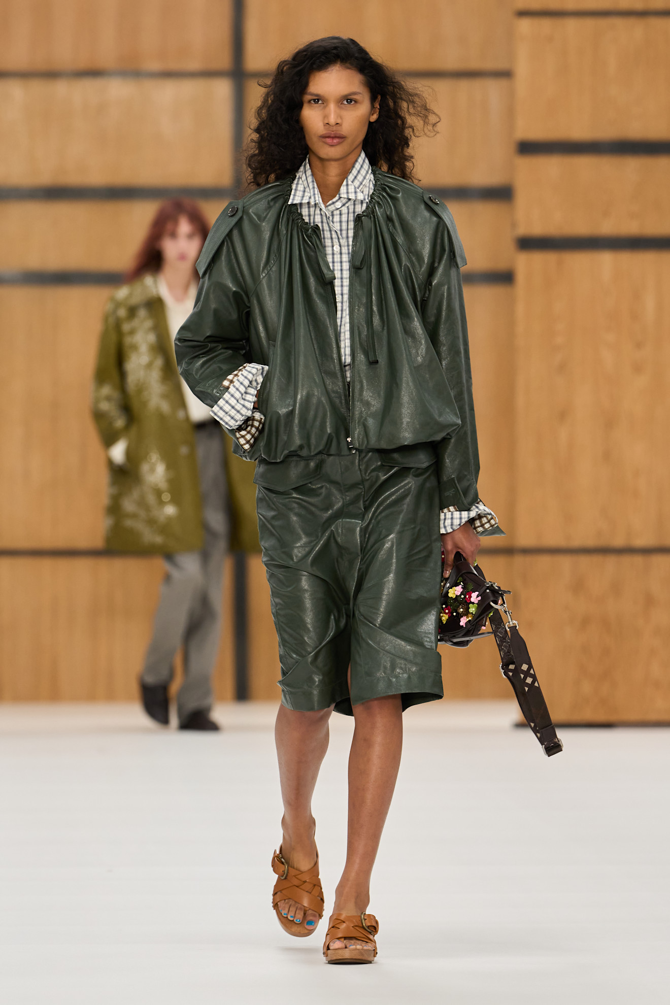 Burberry представив нову колекцію весна-літо 2027, акцентуючи увагу на тренчах 59 Ода тренчу: роздивляємося нову колекцію Burberry весна-літо 202715