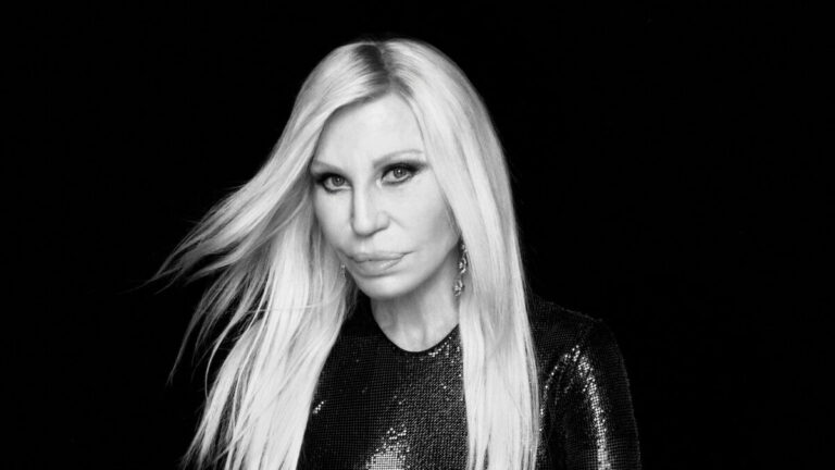 Versace та REVOLVE запускають спільний б'юті-бренд 12 Versace та REVOLVE запускають спільний б'юті-бренд 4