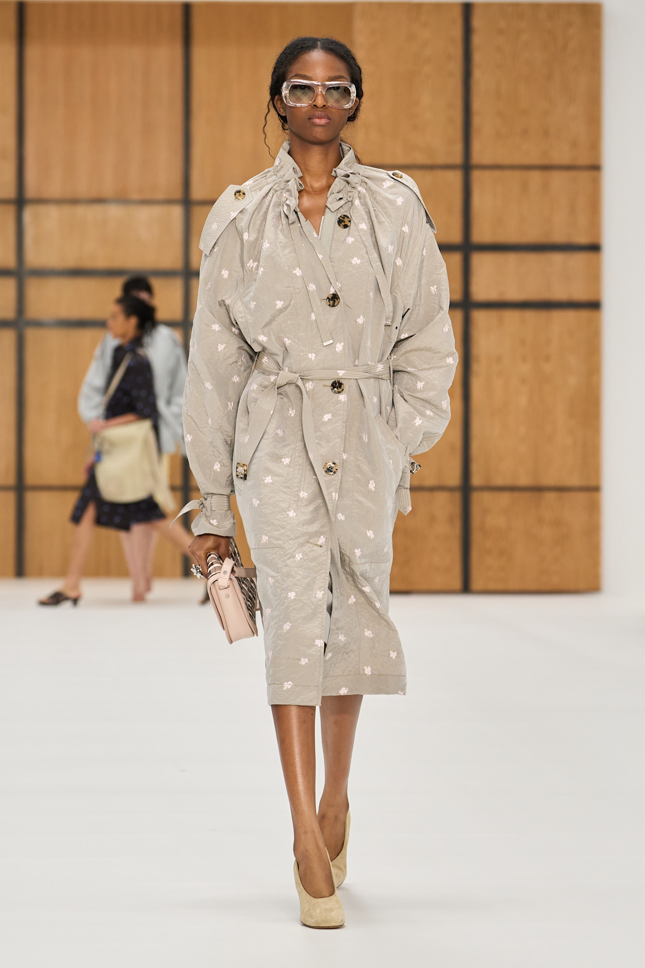 Burberry представив нову колекцію весна-літо 2027, акцентуючи увагу на тренчах 52 Ода тренчу: роздивляємося нову колекцію Burberry весна-літо 20278