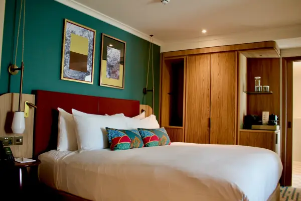 Інтер'єр номера King Room with View у готелі The Derby London City, Curio Collection by Hilton.