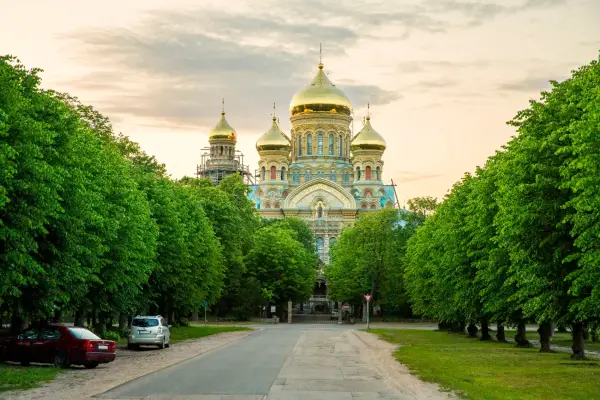 10 туристичних напрямків 2027 року, які залишаться порожніми: бронюйте зараз 17 Православний морський собор Святого Миколая Кароста, Лієпая, Латвія.