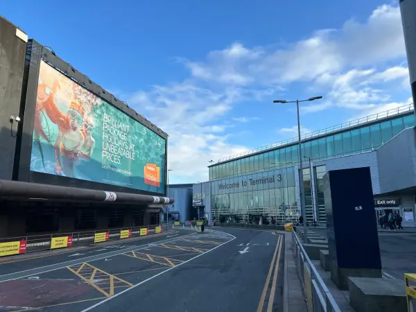 Найгірший аеропорт Великої Британії: куди летіти замість нього 10 Exterior of Terminal 3 of Manchester airport. Manchester, UK. January 22nd 2024; Shutterstock ID 2420495421; purchase_order: -; job: -; client: -; other: -