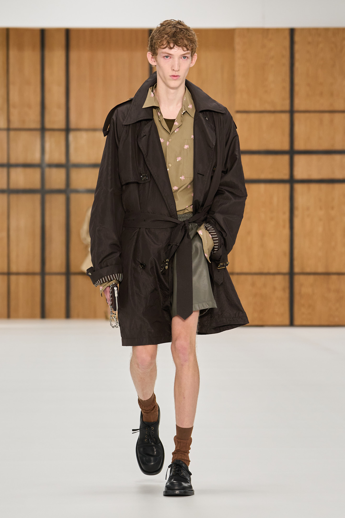 Burberry представив нову колекцію весна-літо 2027, акцентуючи увагу на тренчах 47 Ода тренчу: роздивляємося нову колекцію Burberry весна-літо 20273