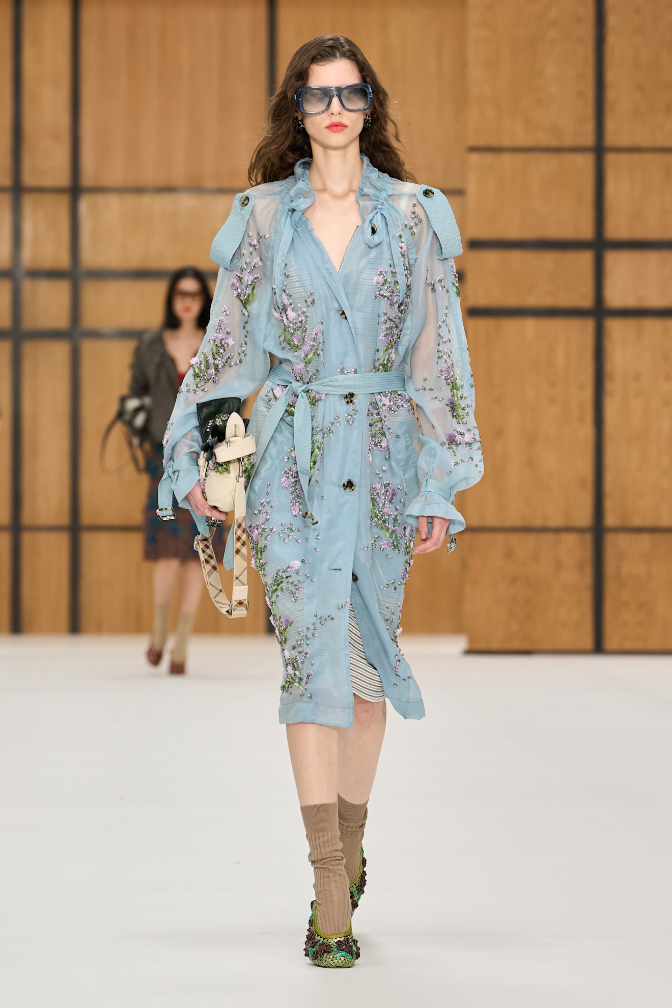 Burberry представив нову колекцію весна-літо 2027, акцентуючи увагу на тренчах 82 Ода тренчу: роздивляємося нову колекцію Burberry весна-літо 202738