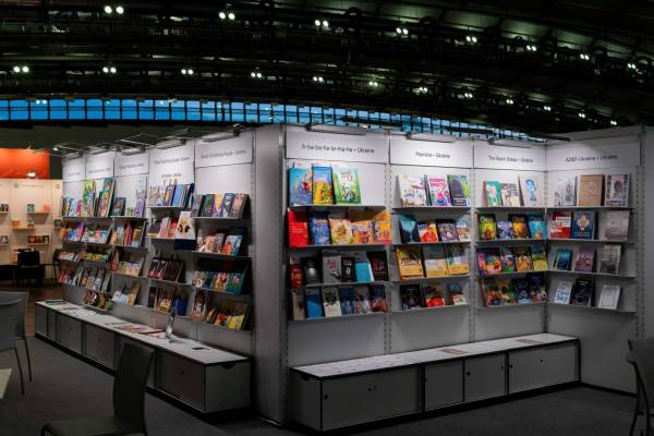 Український стенд на Франкфуртському книжковому ярмарку демонструє втрати галузі та обгорілі книжки 28